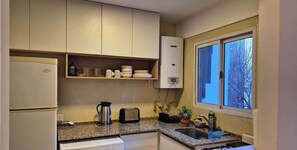 Ofen, Herdplatte, Wasserkocher mit Kaffee-/Teezubehör, Toaster