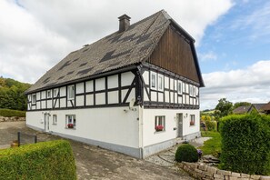 Exterior - Holiday Apartment with Private Terrace, Shared Garden and Wi-Fi (Medebach)