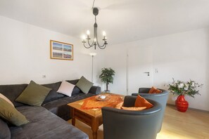TV, stereo - Holiday Apartment with Private Terrace, Shared Garden and Wi-Fi (Medebach)
