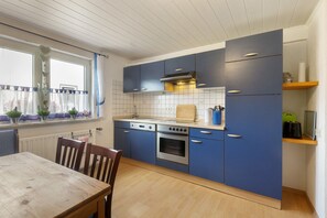 Fridge, microwave, oven, stovetop - Holiday Apartment with Private Terrace, Shared Garden and Wi-Fi (Medebach)