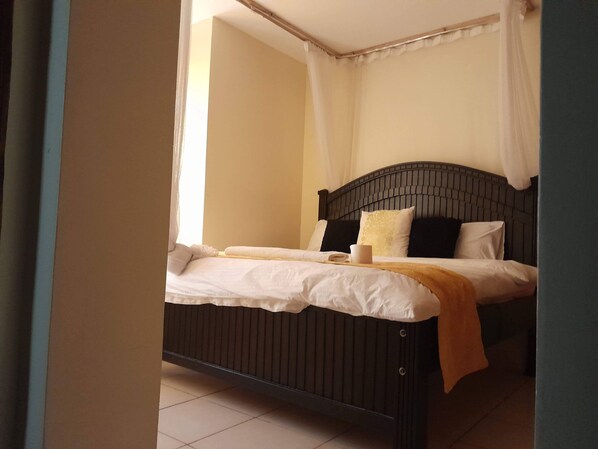3 bedrooms, iron/ironing board, WiFi, bed sheets - The colored house 3 bedroom apartment (Athiriver)