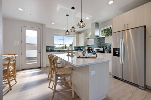 Frigorífico, microondas, horno y placa de cocina