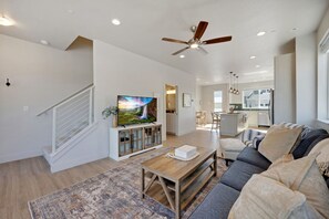 Una televisión, una chimenea