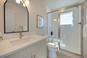 Hair dryer, towels, shampoo, toilet paper