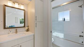 Hair dryer, towels, shampoo, toilet paper