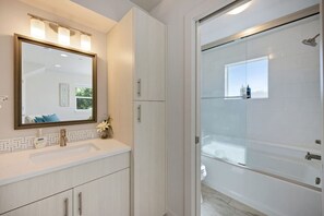Hårtørrer, håndklæder, Shampoo, Toiletpapir