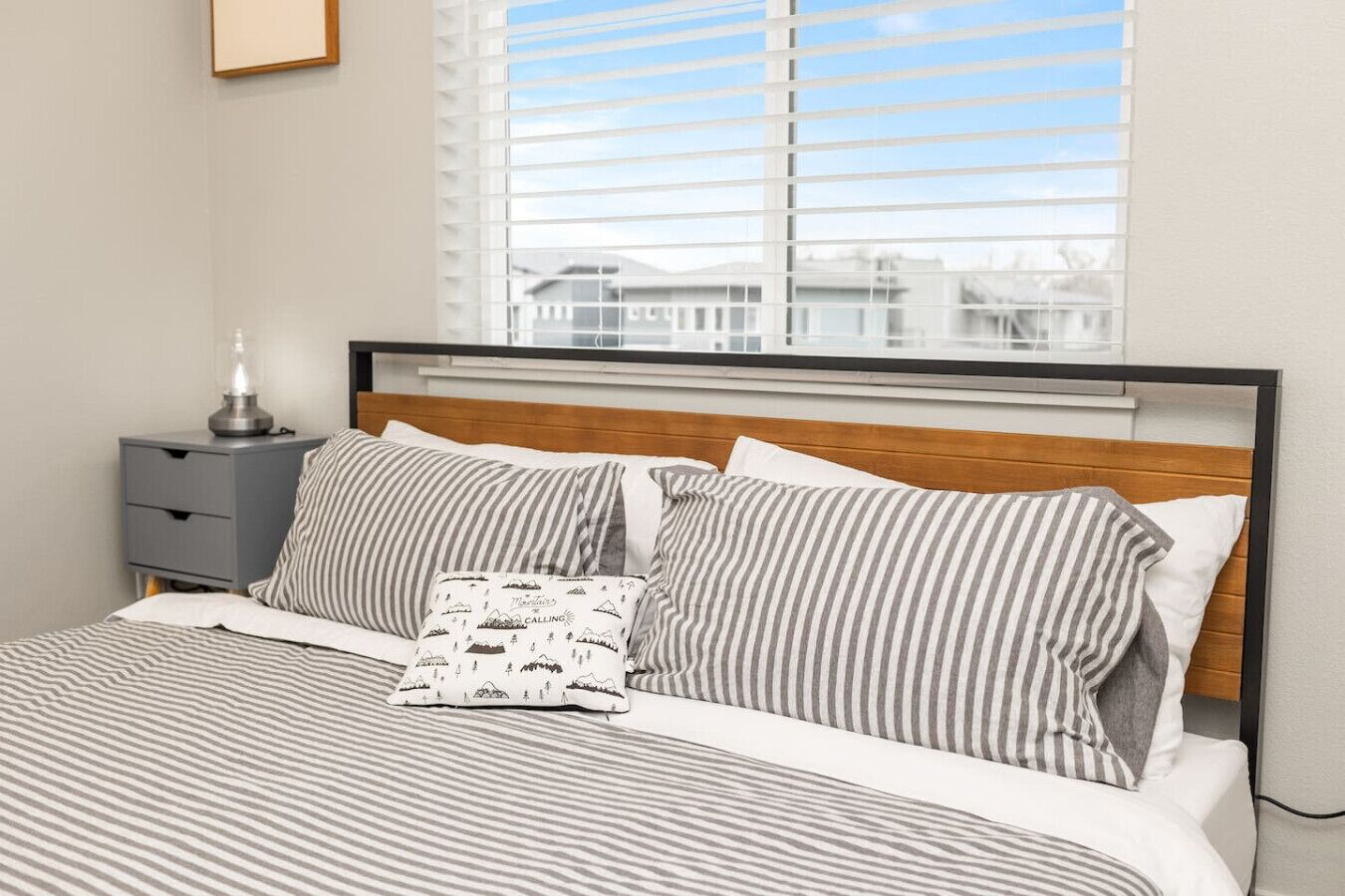 2 slaapkamers, een bureau, een strijkplank/strijkijzer, reisbedje