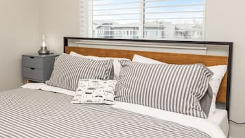 2 slaapkamers, een bureau, een strijkplank/strijkijzer, reisbedje