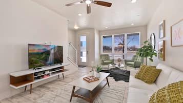 Smart TV, fireplace