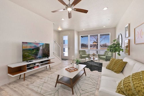 Mid-Mod Luxe • Fire Pit + Patio