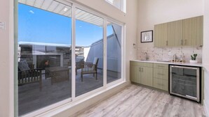 Una cuina moderna amb portes corredisses de vidre que donen a una zona de terrassa.