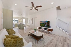 Una Smart TV, una chimenea