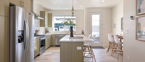 Geladeira, micro-ondas, fogão, cooktop