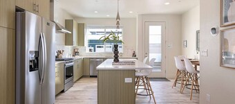 Modern Townhome • Fire Pit + Patio