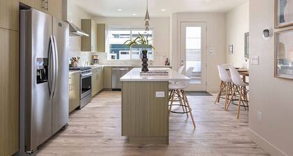 Modern Townhome • Fire Pit + Patio