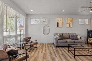 Smart TV, fireplace - Old Town Retreat• Private Balcony w/ Views (Fort Collins)