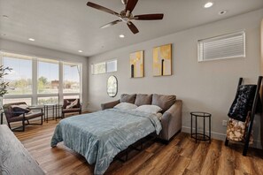 3 habitaciones, escritorio y tabla de planchar con plancha 