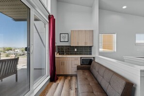 Smart TV, fireplace - Old Town Retreat• Private Balcony w/ Views (Fort Collins)