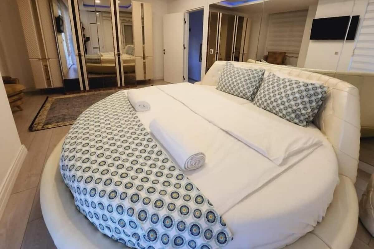 Comfort Villa, Balcony, Pool View | Egyptian cotton sheets, premium bedding, Select Comfort beds, minibar
