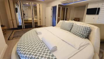 Comfort Villa, Balcony, Pool View | Egyptian cotton sheets, premium bedding, Select Comfort beds, minibar