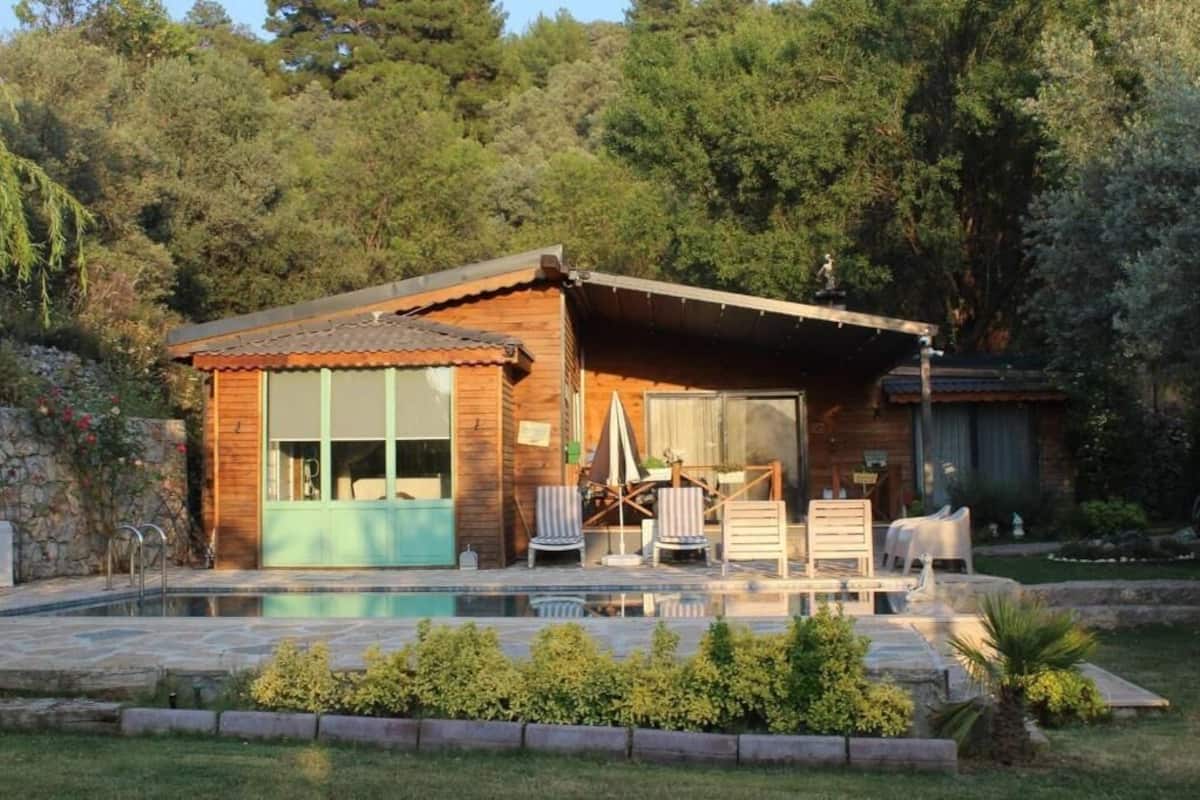 Vila Mewah, balkon, pemandangan kolam renang | Dapur pribadi | Mesin pembuat kopi/teh, ketel listrik, dan meja makan