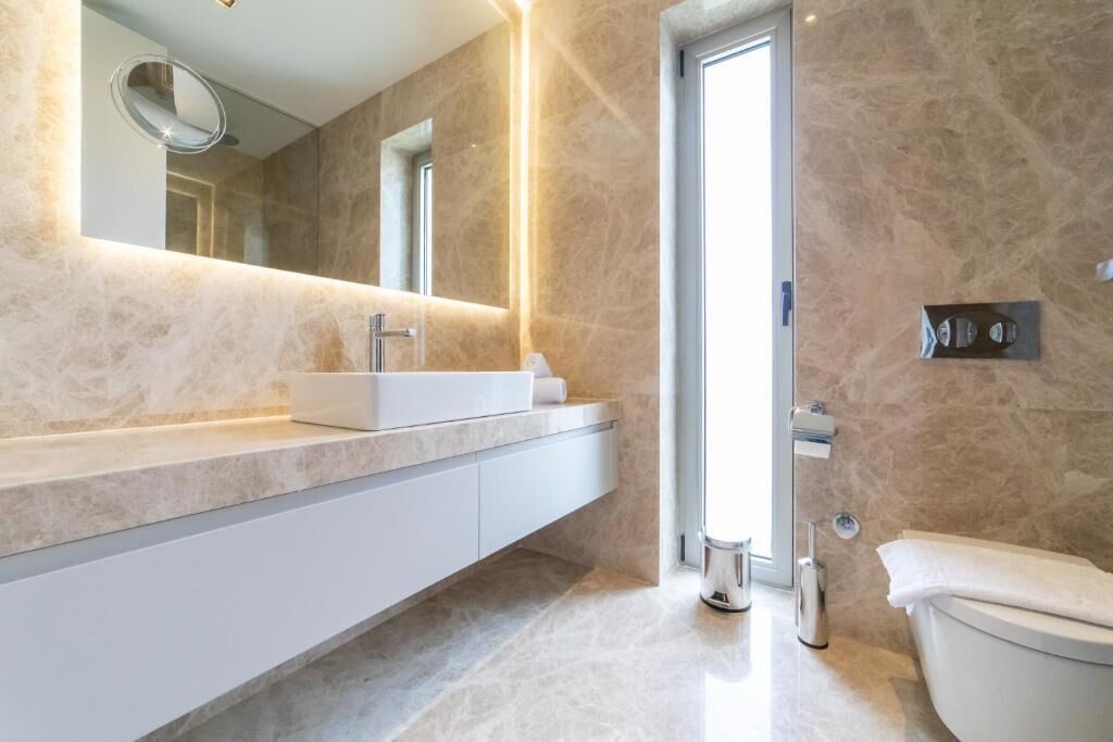 Villa Deluxe, balcón | Baño | Zapatillas y toallas