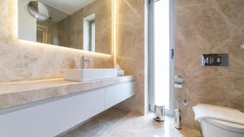 Deluxe villa, balkon | Badkamer | Pantoffels, handdoeken