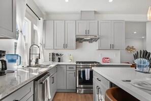 8 bedrooms - Massive 8BR Home in Hayward With AC Free Parking (Hayward)