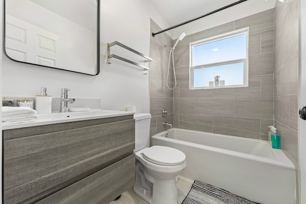 House | 8 bedrooms - Massive 8BR Home in Hayward With AC Free Parking (Hayward)
