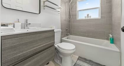 Massive 8BR Home in Hayward With AC Free Parking