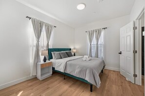 House - Massive 8BR Home in Hayward With AC Free Parking (Hayward)