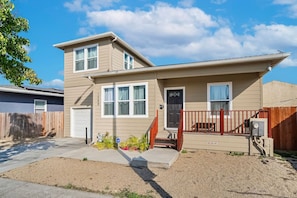 House | 8 bedrooms - Massive 8BR Home in Hayward With AC Free Parking (Hayward)