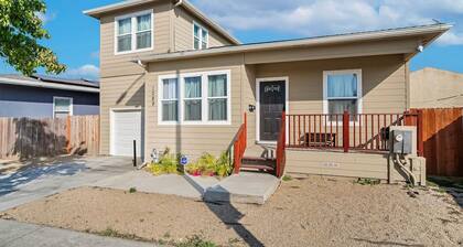 Massive 8BR Home in Hayward With AC Free Parking