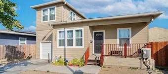 Massive 8BR Home in Hayward With AC Free Parking