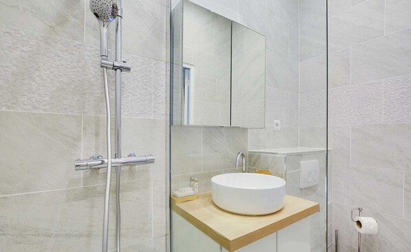 Apartment | Bathroom | Hair dryer, towels, shampoo - Chic Apartment - 1br/4p - Place de la Nation (Paris)