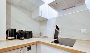 Apartment | Private kitchen | Fridge, oven, stovetop, coffee/tea maker