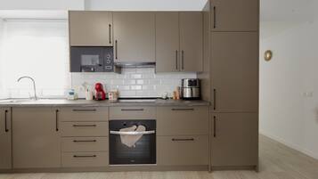 Kjøleskap, mikrobølgeovn, ovn og kokeplater