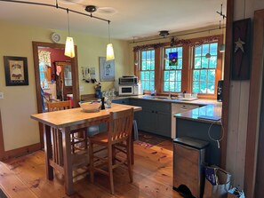 Dining - Wonderful 3-bedroom house in West Dover, VT close to Mount Snow and Restaurants! (Dover)