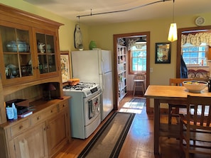 Microwave, oven, stovetop, dishwasher - Wonderful 3-bedroom house in West Dover, VT close to Mount Snow and Restaurants! (Dover)