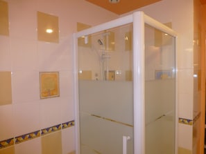 Dusche, Haartrockner, Handtücher, Toilettenpapier