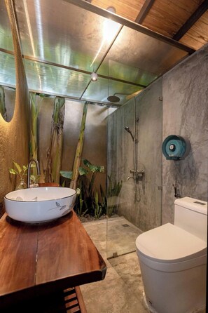 Een douche, een haardroger, handdoeken, zeep