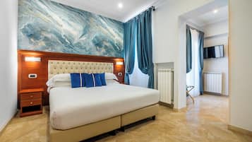 Suite, balkon | Een kluis op de kamer, een bureau, een laptopwerkplek