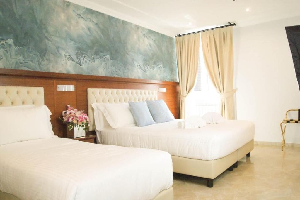 Caja de seguridad en la habitación y escritorio 