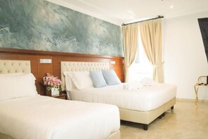 Suite estándar | Caja de seguridad en la habitación y escritorio 