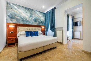 Suite - balkon | Pengeskab på værelset, skrivebord, arbejdsområde til bærbare computere