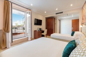 Suite - balkon - byudsigt | Pengeskab på værelset, skrivebord, arbejdsområde til bærbare computere