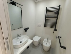 Standard Room, 1 Double Bed | Bathroom | Hair dryer, towels, soap, shampoo
