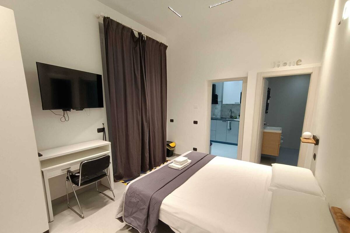 Junior Studio | Desk, laptop workspace, free WiFi