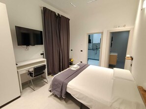 Desk, laptop workspace, free WiFi - World Wide Bed Termini (Rome)