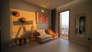 Suíte superluxo, 1 cama King e sofá-cama, sacada, vista para a praia | Área de estar | Smart TV 55 polegadas com canais digitais